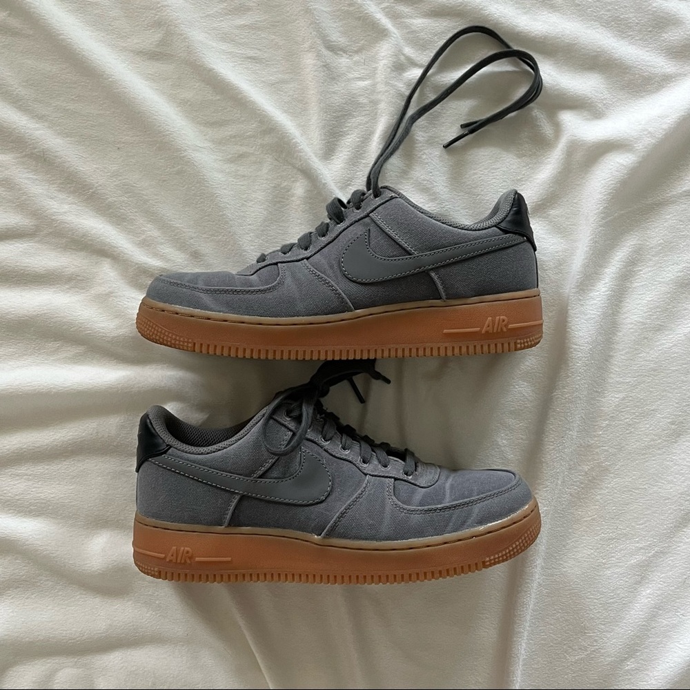 NIKE AIR FORCES MENS 7 WOMENS 8.5
